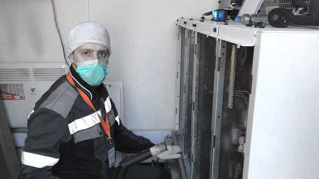 На фото сотрудник компании «УралЭлектроГаз» проводит клининг трансформаторной подстанции